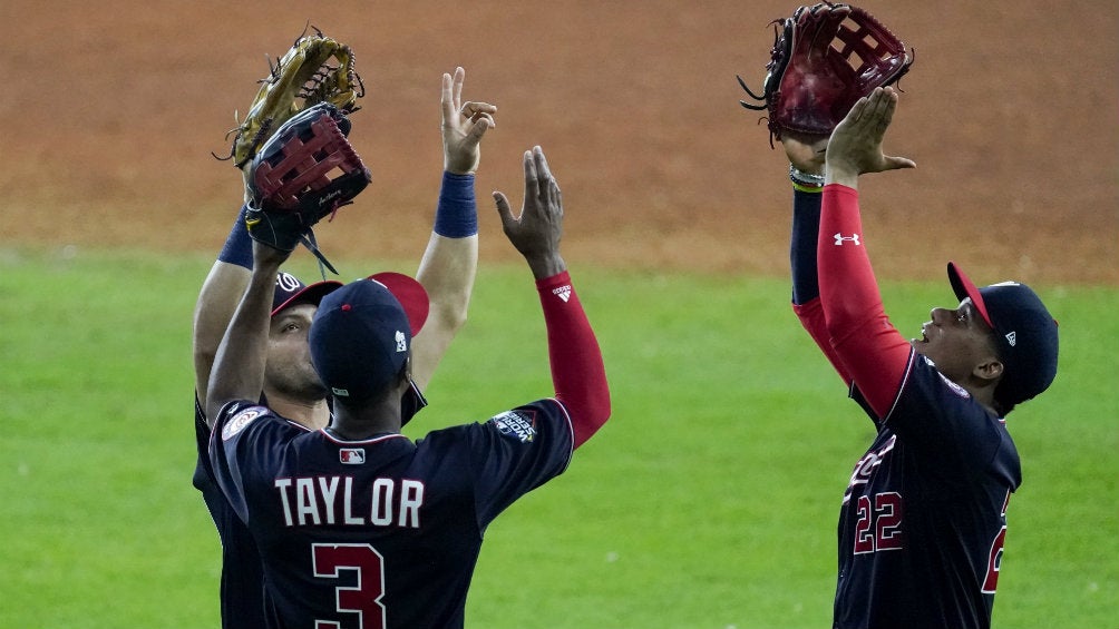 Gerardo Parra, Michael A. Taylor y Juan Soto celebrando después de ganar el partido