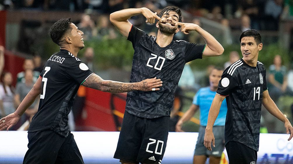 Pizarro festeja un gol con el Tri frente a Panamá