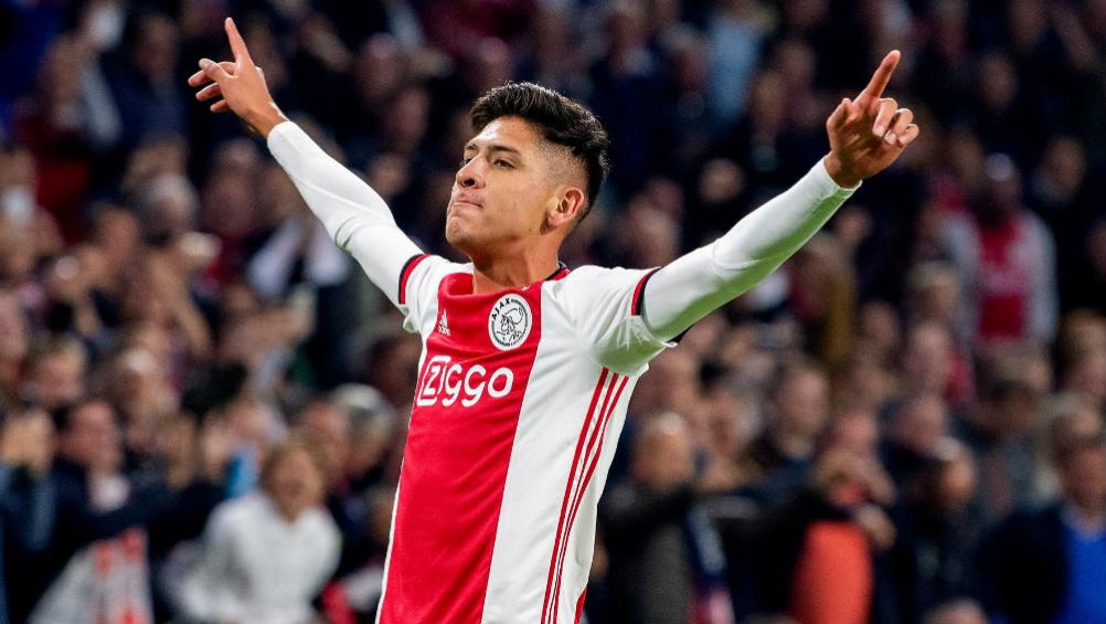 Edson festeja gol con Ajax