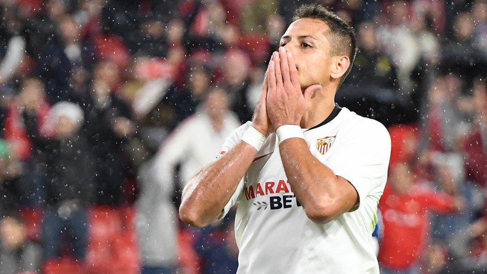 Chicharito lamenta una falla en un duelo del Sevilla 