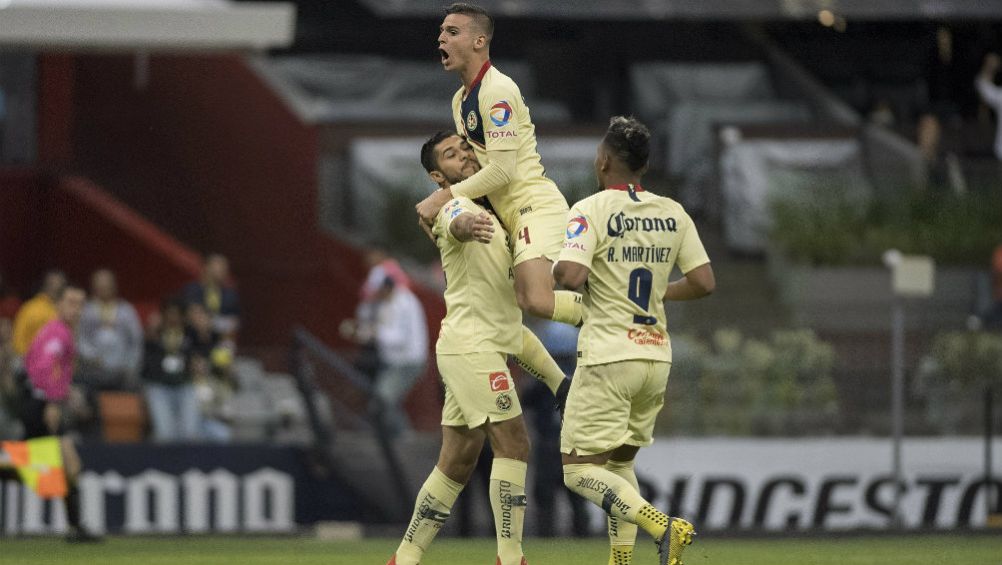 Martínez, Benedetti y Henry Martín celebrando una anotación