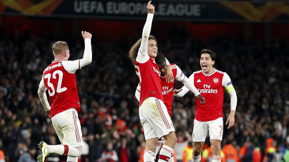 Jugadores del Arsenal festejan un gol vs Vitoria Guimaraes