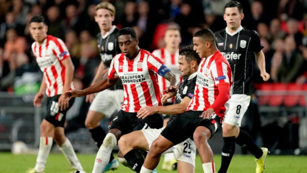 Jugadores del PSV pelean por el balón