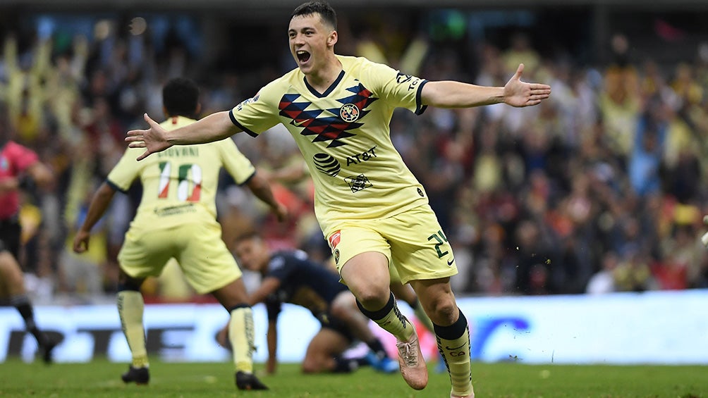 Viñas celebra un gol en el Estadio Azteca