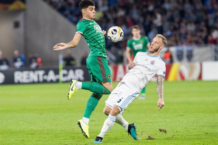 Gibbs-White controla el balón durante el juego