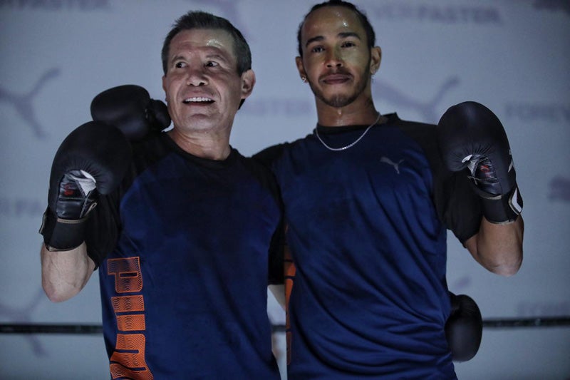 Julio César Chávez y Lewis Hamilton posan en un evento