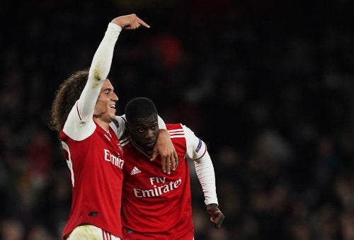 Mattéo Guendouzi y Nicola Pépé festejan un gol