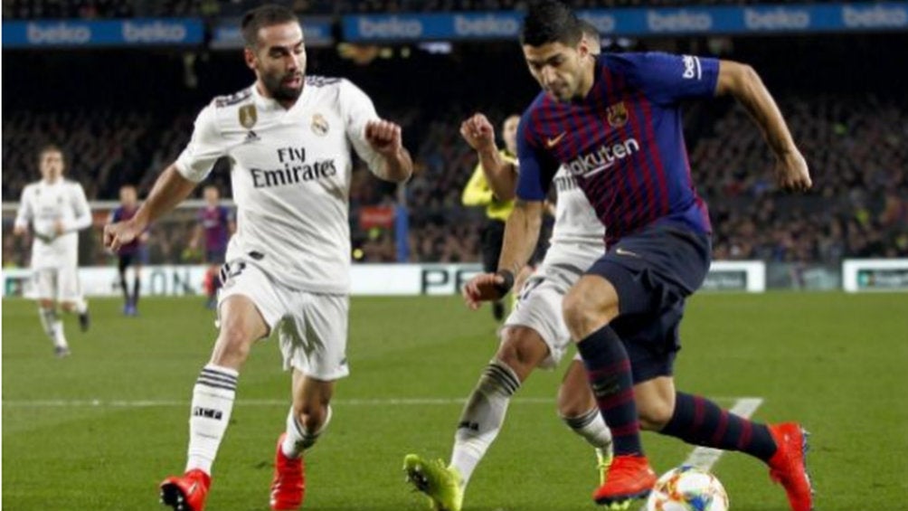 Suárez encarando a Dani Carvajal en el último duelo 