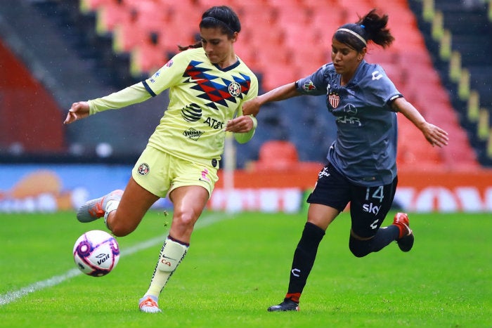 Alondra González y Claudia Sánchez, durante el partido