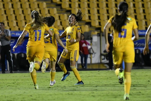 Jugadoras de Tigres Femenil festejan en gol vs León