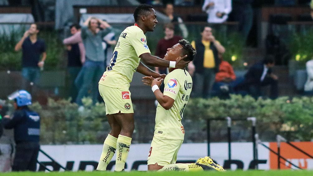 Renato Ibarra y Roger Martínez celebran un gol de América