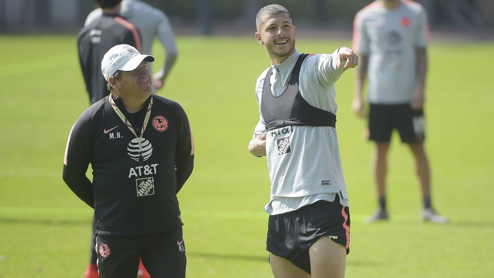 Miguel Herrera Y Guido Rodríguez en un entrenamiento con América