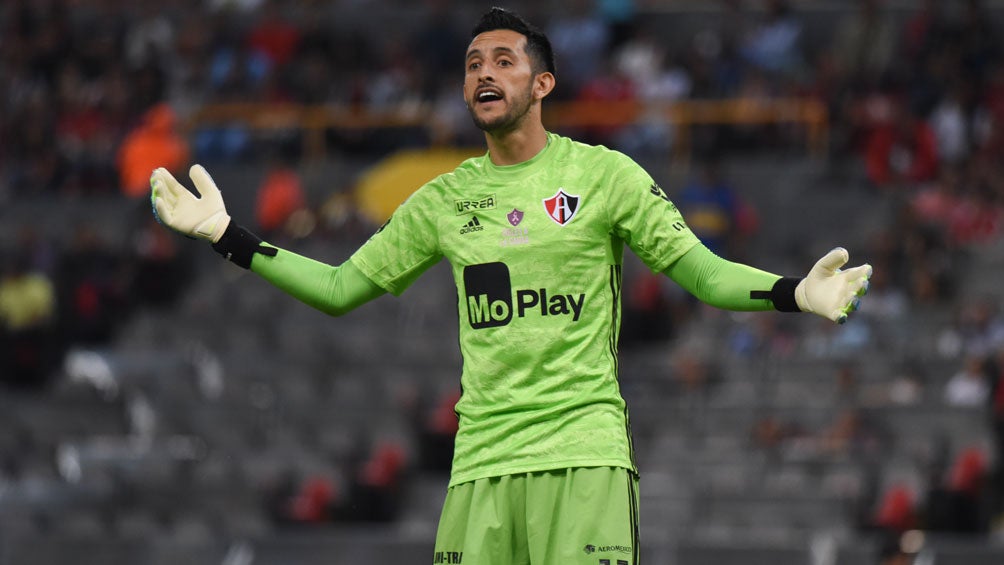 Camilo Vargas, durante un duelo con Atlas 