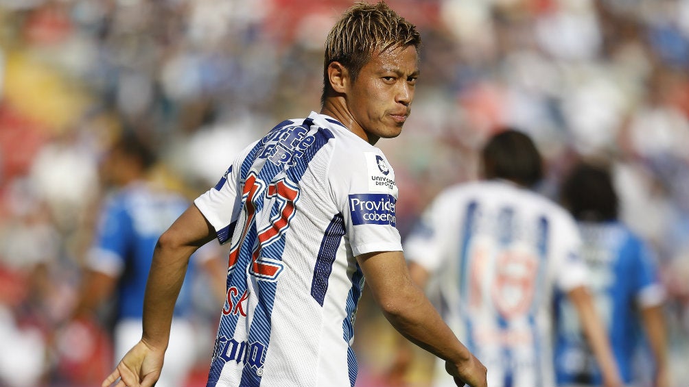 Keisuke Honda, se lamenta en un juego de los Tuzos