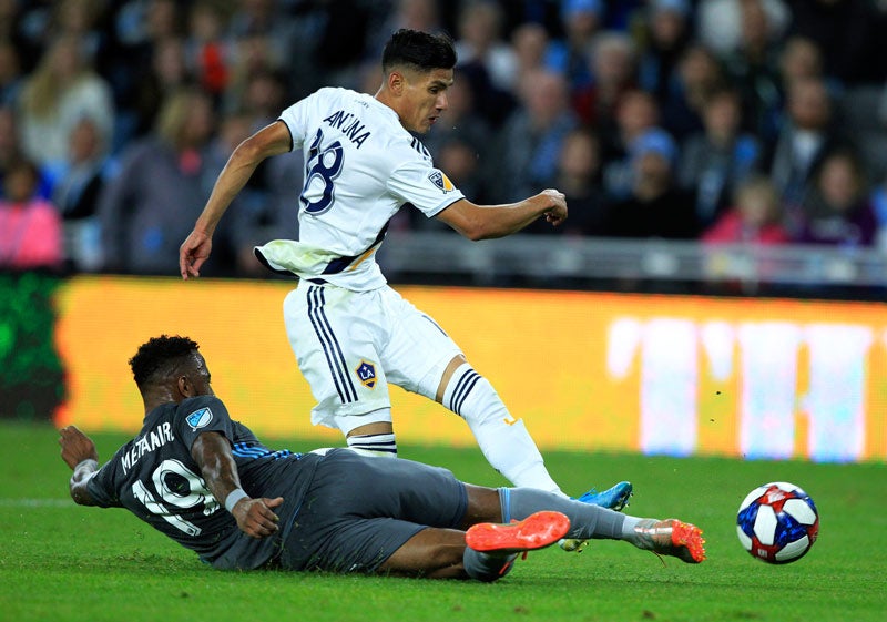 Antuna disputa un balón en un juego del Galaxy