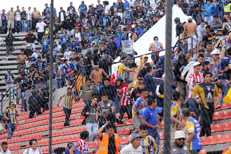 Aficionados de Gallos en las gradas del Alfonso Lastras