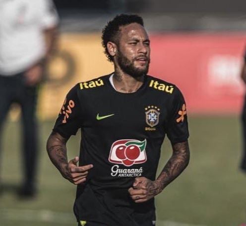 Neymar en un entrenamiento con Brasil