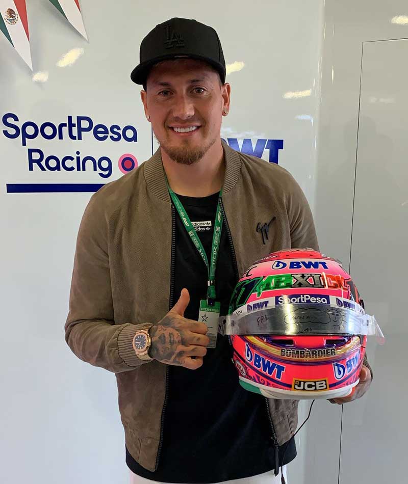 Nico Castillo posa con un casco de la escudería de Checo Pérez 