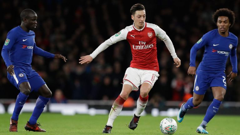 Mesut Özil conduce el balón en la Premier League