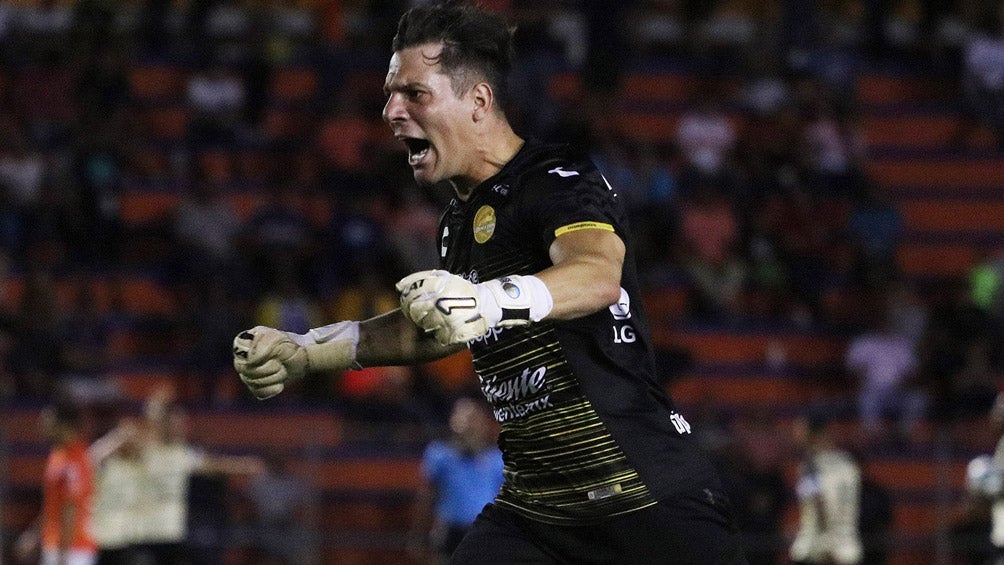 Gaspar Servio celebra un tanto de Dorados 