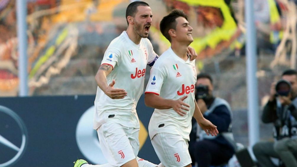 Bonucci y Dybala celebrando la anotación del argentino