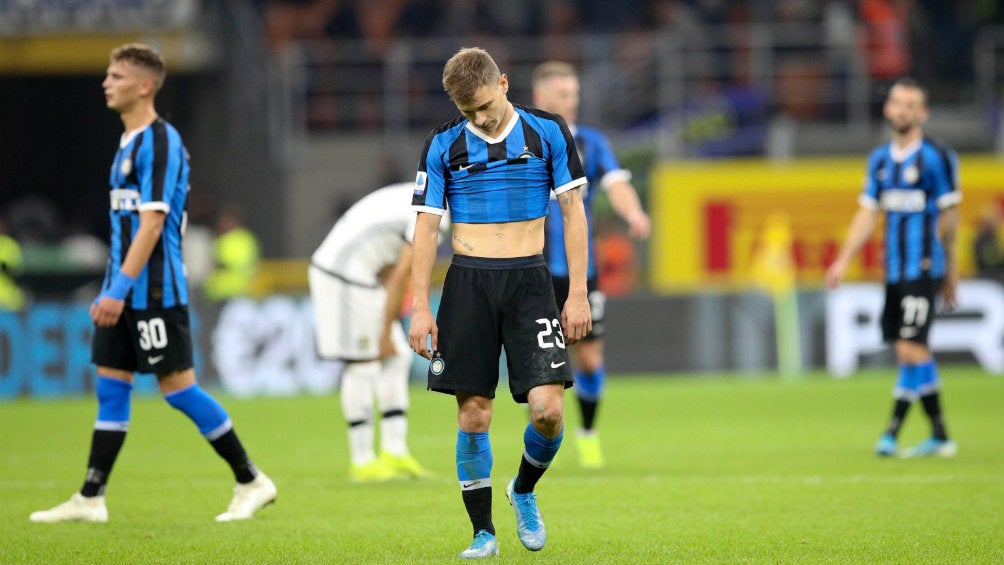 Nicolo Barella lamentando en empate ante Parma