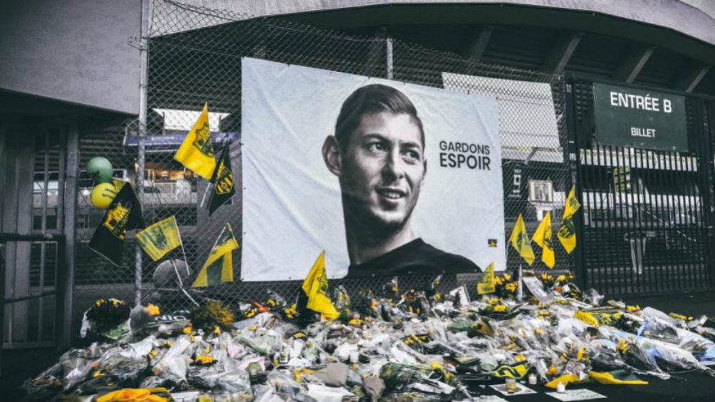 Ofrenda a Emiliano Sala por parte de los aficionados del Nantes