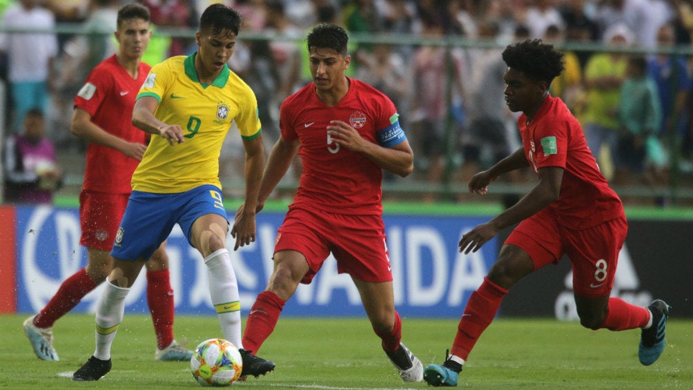 Acción en el partido inaugural entre Brasil y Canadá