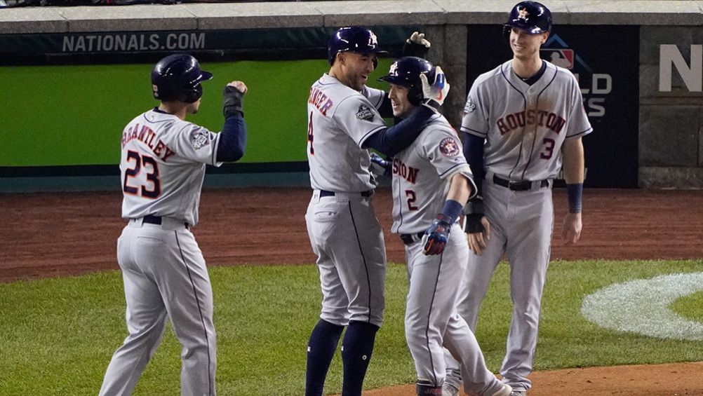 Alex Bregman celebra durante partido ante Nationals