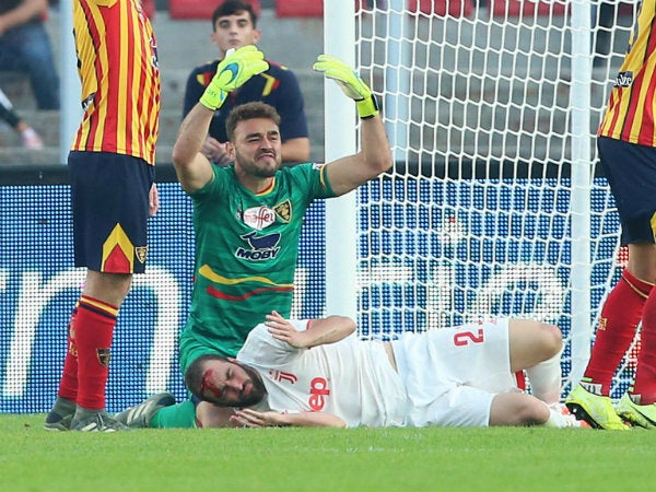 Gabriel llamando a la asistencia médica tras choque con Higuain