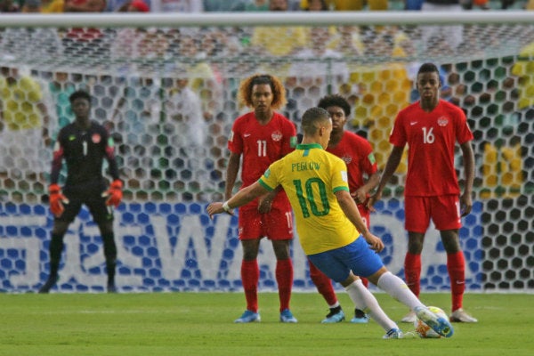 Acción en el partido inaugural entre Brasil y Canadá