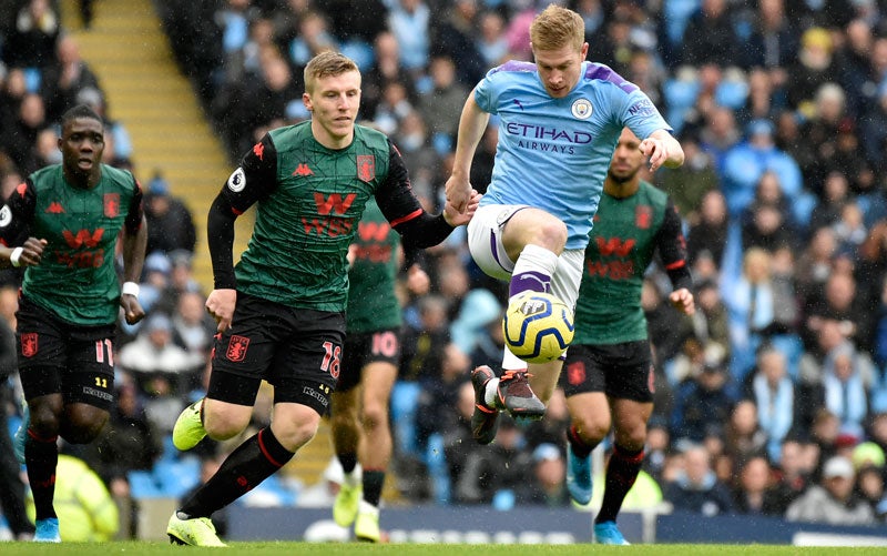 Kevin De Bruyne se quita a un rival del Aston Villa 