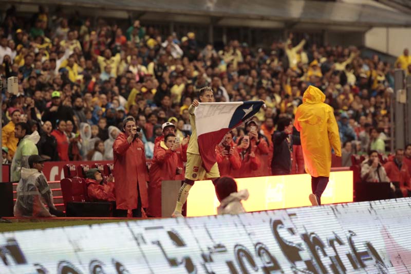 Nico Castillo festejó con la bandera de Chile