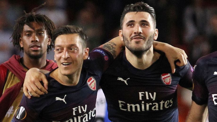 Mesut Ozil festeja con sus compañeros una anotación del Arsenal