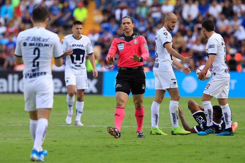 Oscar Macías marca una falta en el Gallos vs Pumas