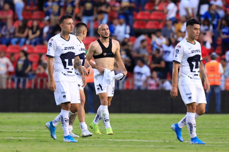 Jugadores de Pumas cabizbajos tras perder ante Gallos