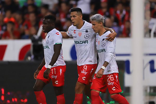 Los jugadores de Necaxa festejan un gol