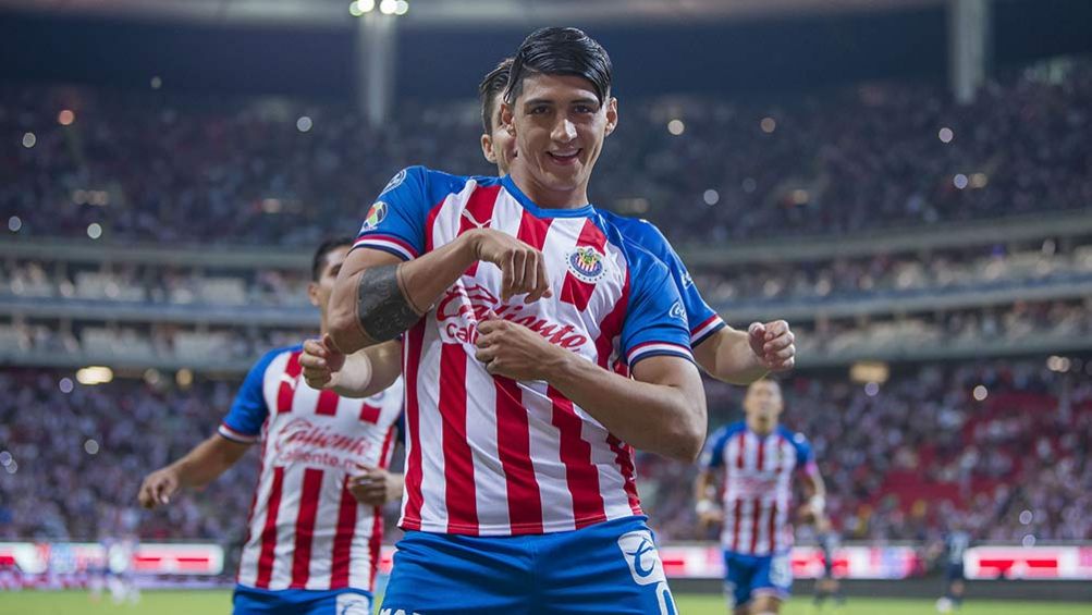 Alan Pulido festeja un gol con chivas en el A2019