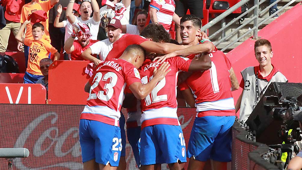 Jugadores del Granada celebran el gol ante el Betis