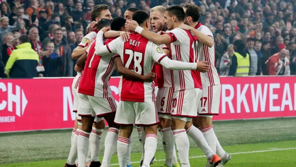 Jugadores del Ajax celebran un gol vs Feyenoord