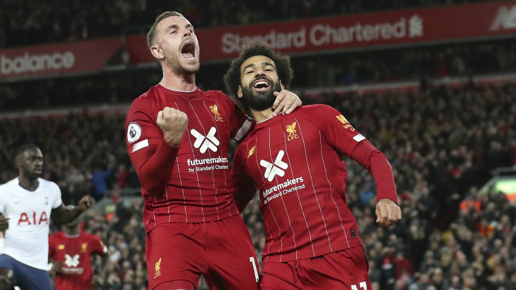 Jordan Henderson y Mohamed Salah festejan un gol vs Tottenham