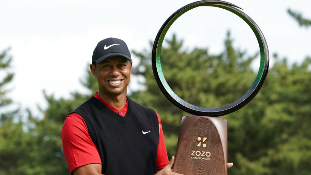 Tiger Woods presume su trofeo en el Zozo Championship