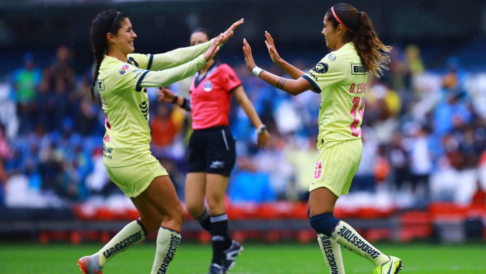 Alondra González y Daniela Espinosa, en festejo con América