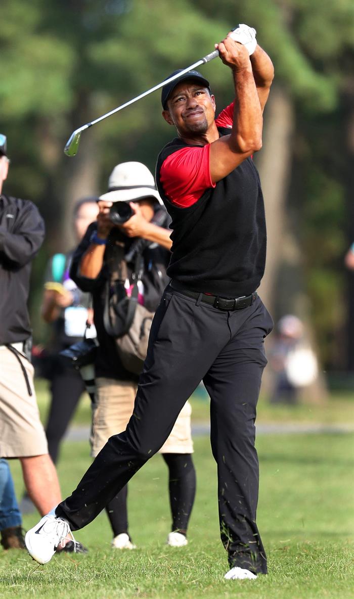 Tiger Woods impacta la pelota en el juego