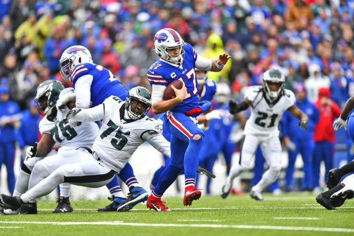 Josh Allen corre con el balón