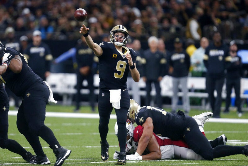 Drew Brees lanza el ovoide en su regreso con los Saints