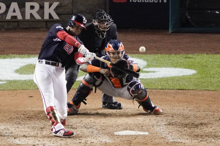  Juan Soto golpea la pelota