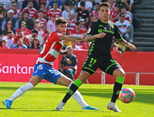 Carlos Neva y Christian Tello disputan un balón