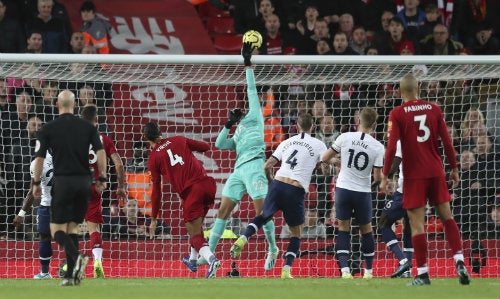 Gazzaniga ataja un remate del Liverpool