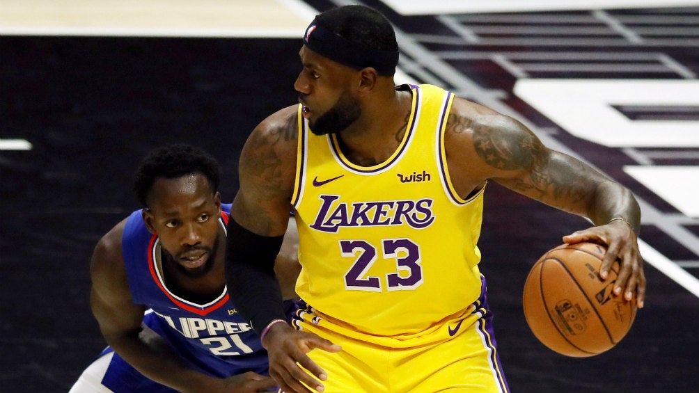 LeBron James jugando con los Lakers